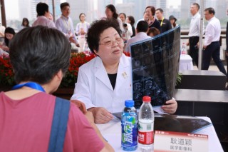 复旦建校120周年大型义诊举行，百余名专家服务市民超三千人次