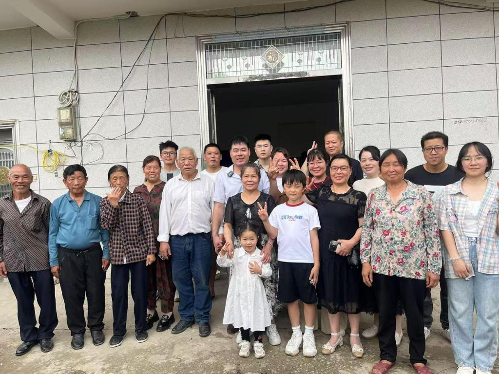 跪地相拥泣不成声！湖南妈妈刷到被拐30多年儿子视频遗憾错过相认，一年后儿子回家了  第4张