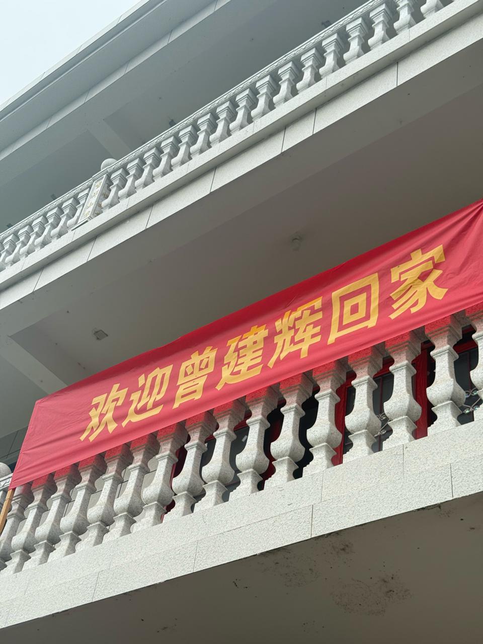 跪地相拥泣不成声！湖南妈妈刷到被拐30多年儿子视频遗憾错过相认，一年后儿子回家了  第3张
