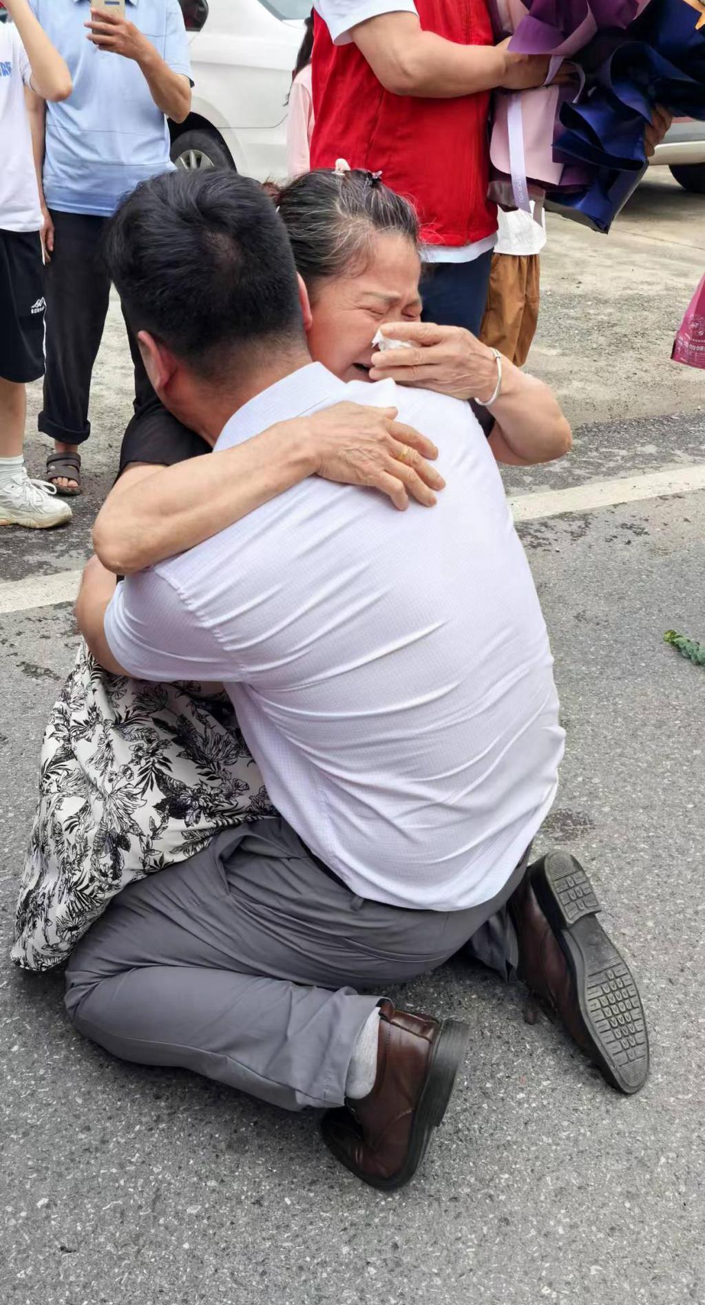 跪地相拥泣不成声！湖南妈妈刷到被拐30多年儿子视频遗憾错过相认，一年后儿子回家了  第2张
