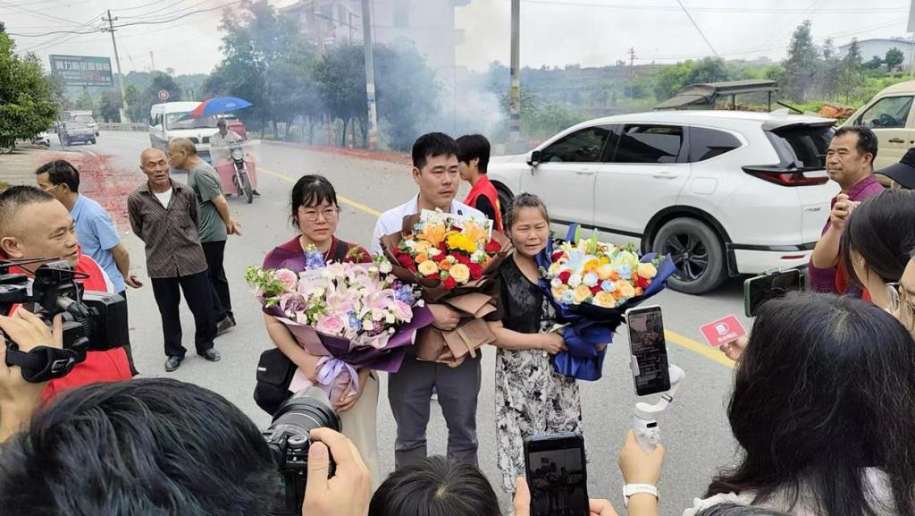 跪地相拥泣不成声！湖南妈妈刷到被拐30多年儿子视频遗憾错过相认，一年后儿子回家了  第1张
